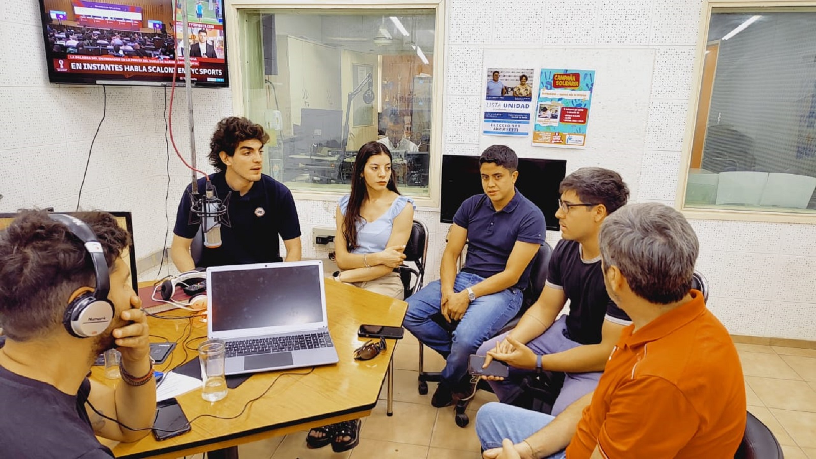 Estudiantes investigadores de la FI visitaron Radio Universidad