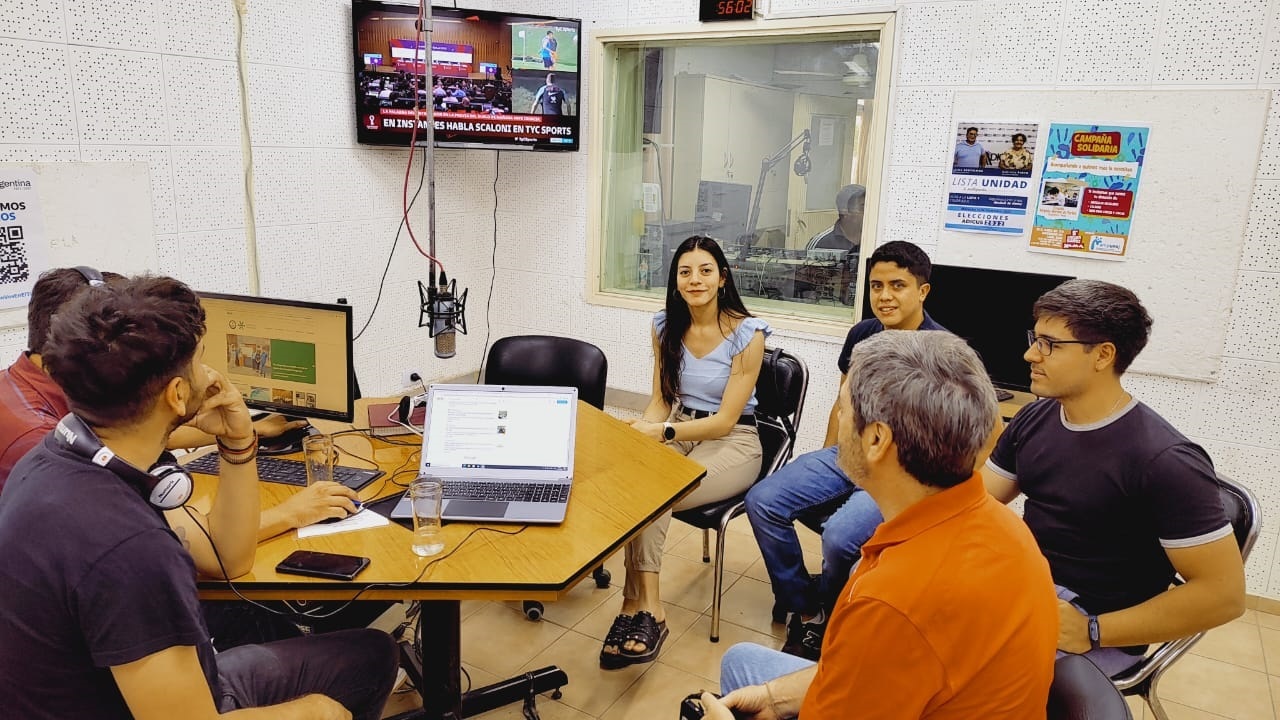 Estudiantes investigadores de la FI visitaron Radio Universidad