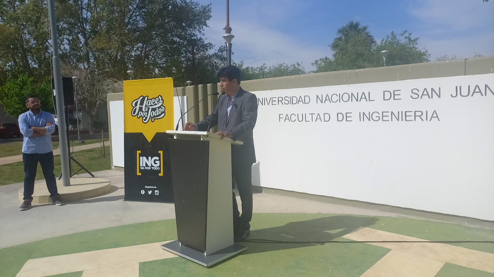 Se descubrió una placa en conmemoración a Víctor Hugo García, ex-presidente del CEI y estudiante desaparecido