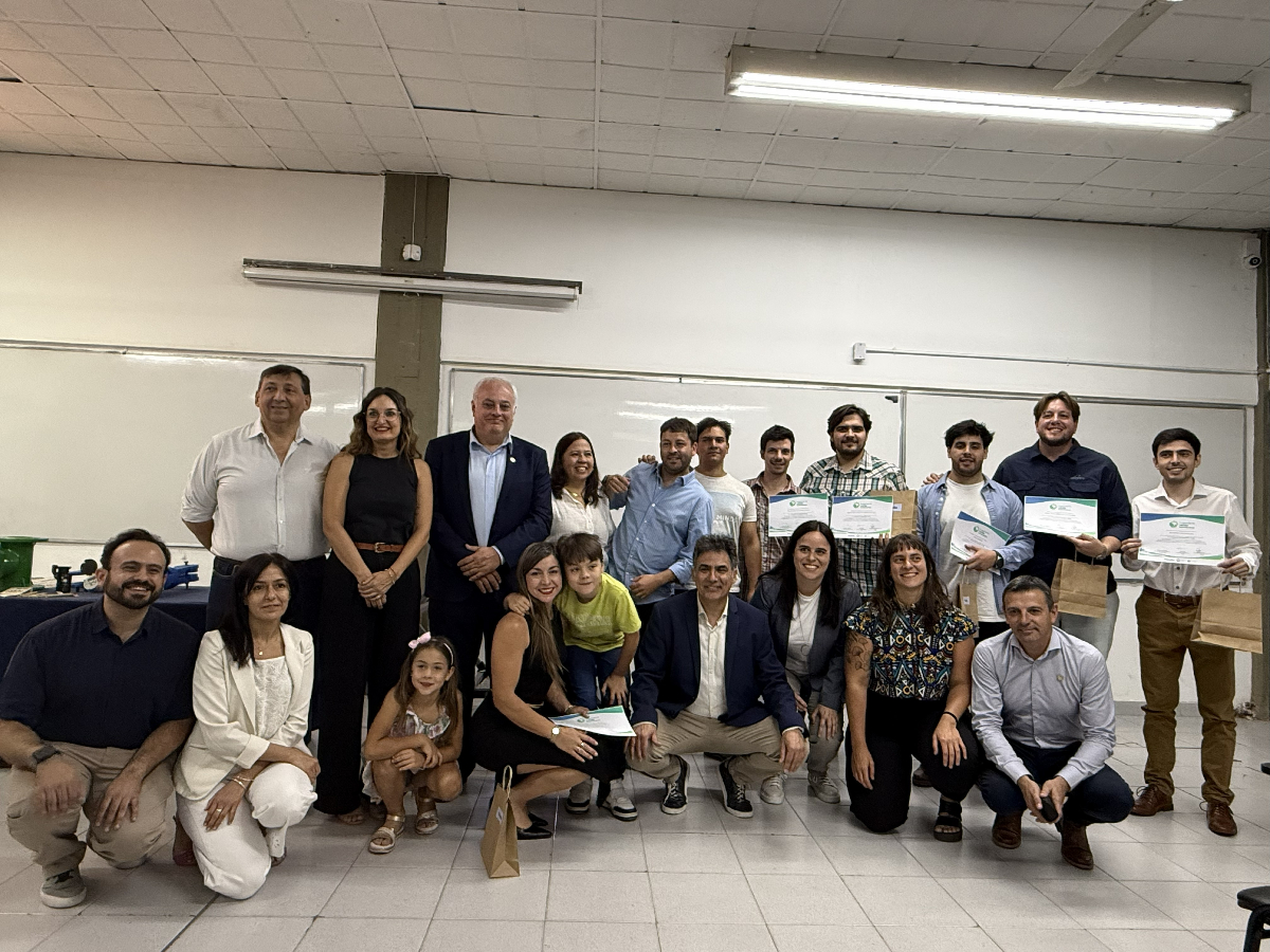 Estudiantes, egresados e investigadores de la FI presentaron sus proyectos finales del Programa Ingeniería Verde 2025