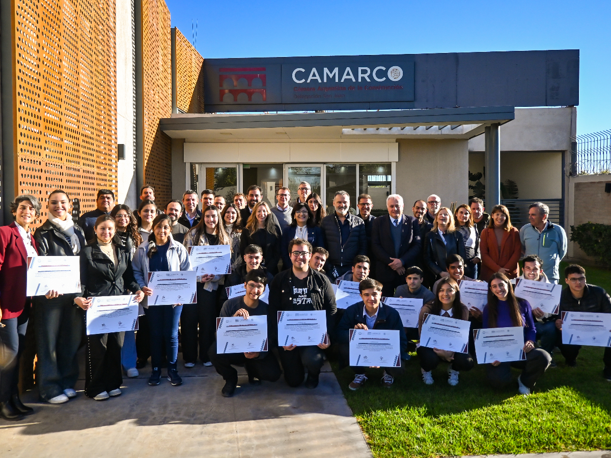 Renovación y entrega de Becas Estímulo 2026 de la CAMARCO para estudiantes de Ingeniería Civil de la FI