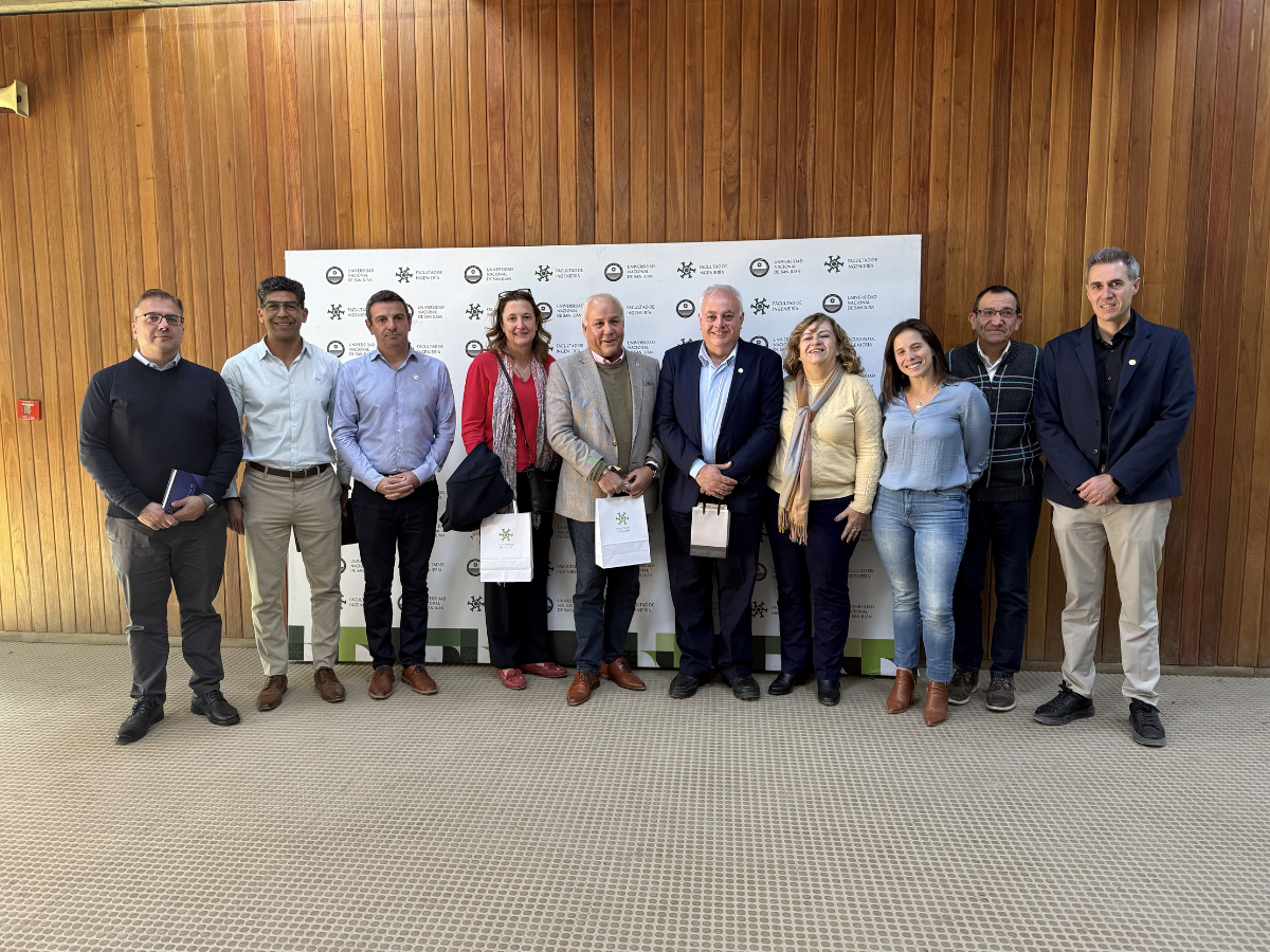 La Facultad de Ingeniería recibió la visita del embajador de Panamá en Argentina
