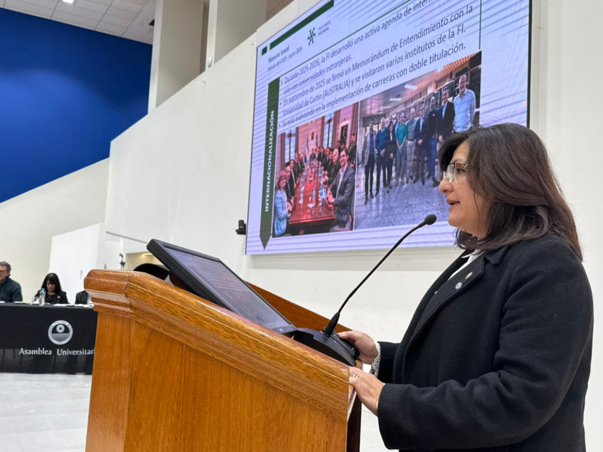 La decana Andrea Diaz presentó la Memoria Anual de la Facultad de Ingeniería ante la Asamblea Universitaria