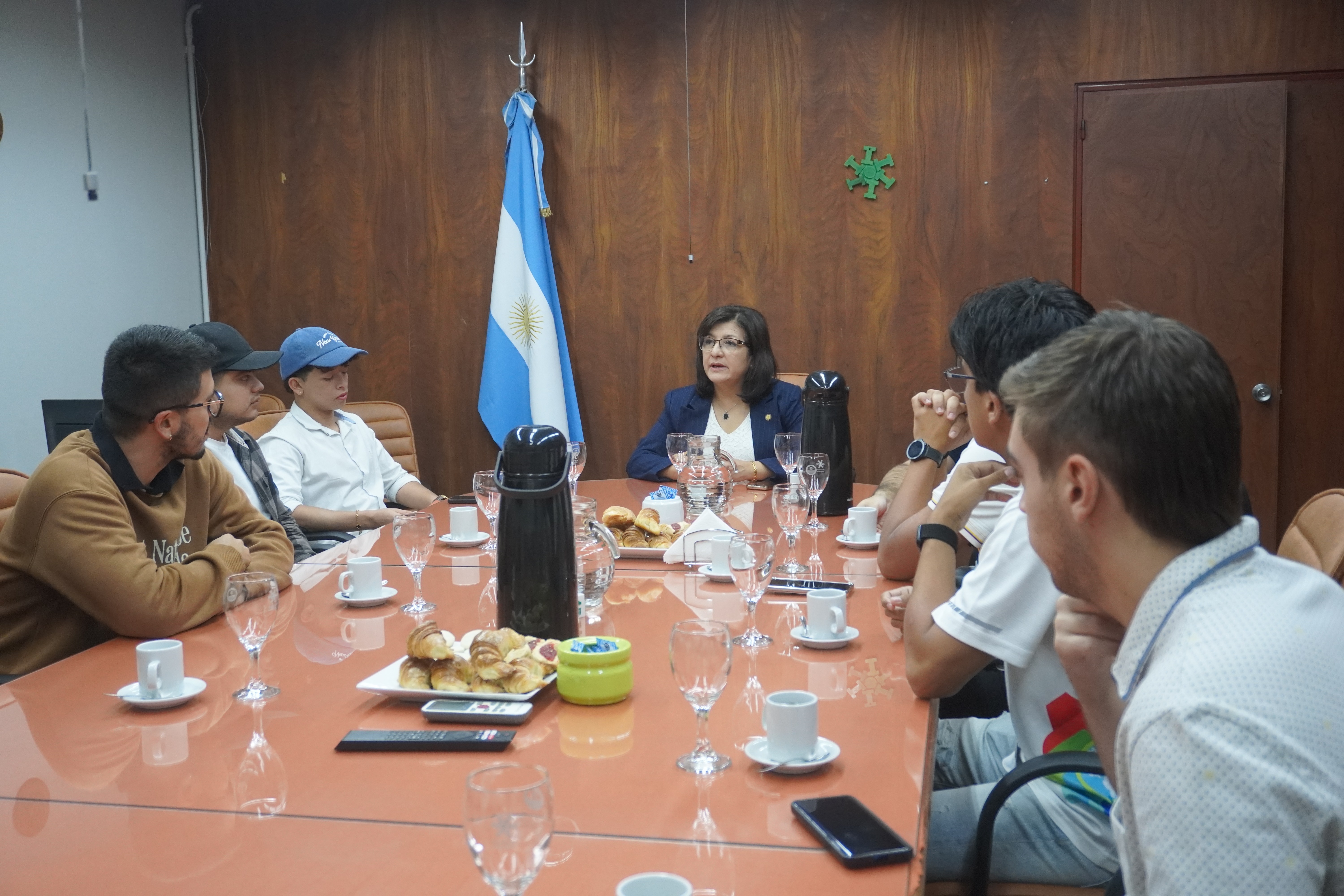 Estudiantes de los programas de intercambio PILA y PAME fueron agasajados con un desayuno de bienvenida en el Consejo Directivo de la FI