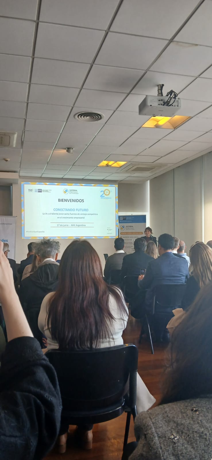 La Facultad de Ingeniería participó de un encuentro sobre educación dual, inteligencia artificial y formación de talento joven