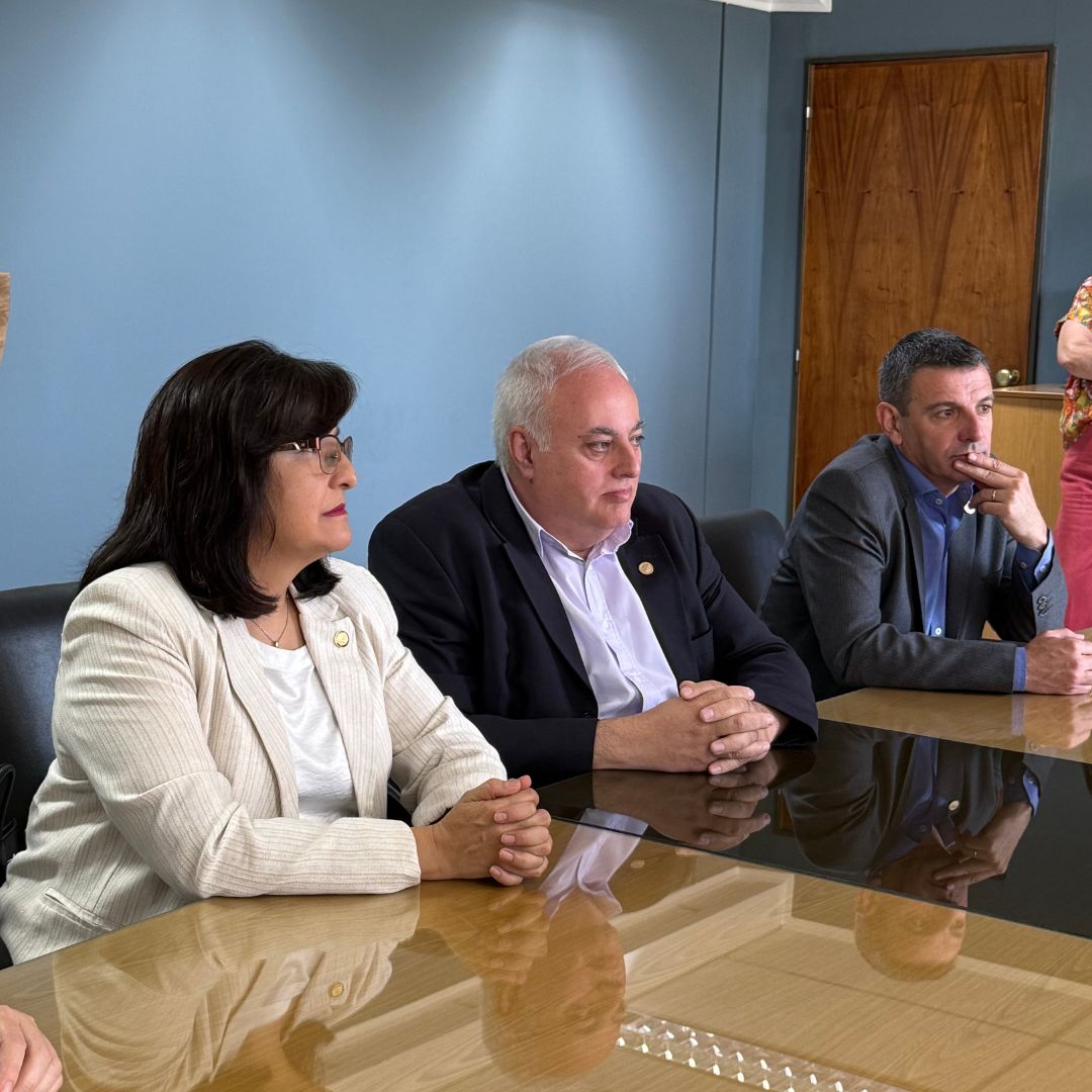 La Facultad de Ingeniería y la Clínica El Castaño avanzan en cooperación tecnológica aplicada a la salud