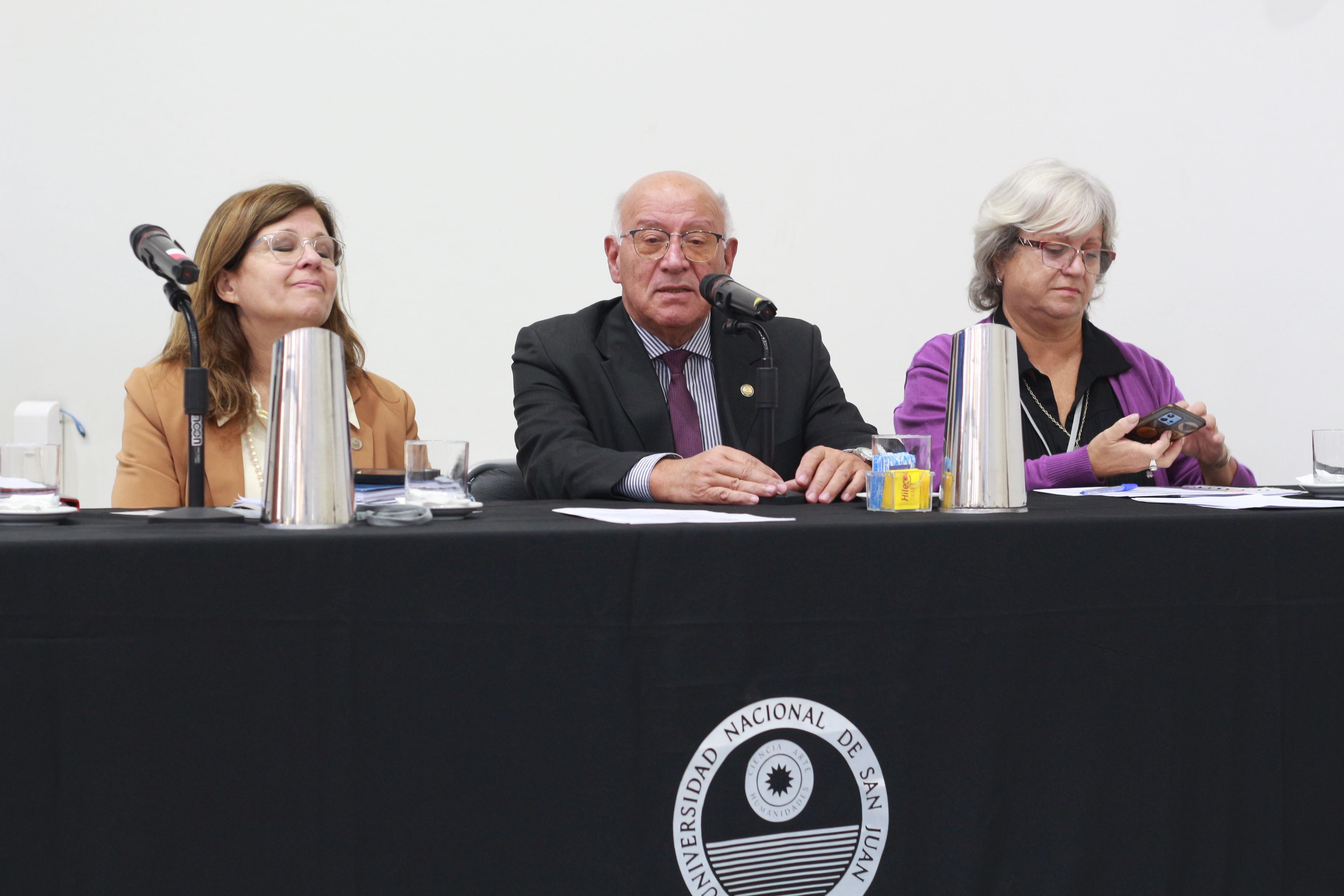 El decano  Fernández presentó la Memoria Anual de la Facultad de Ingeniería ante la Asamblea Universitaria