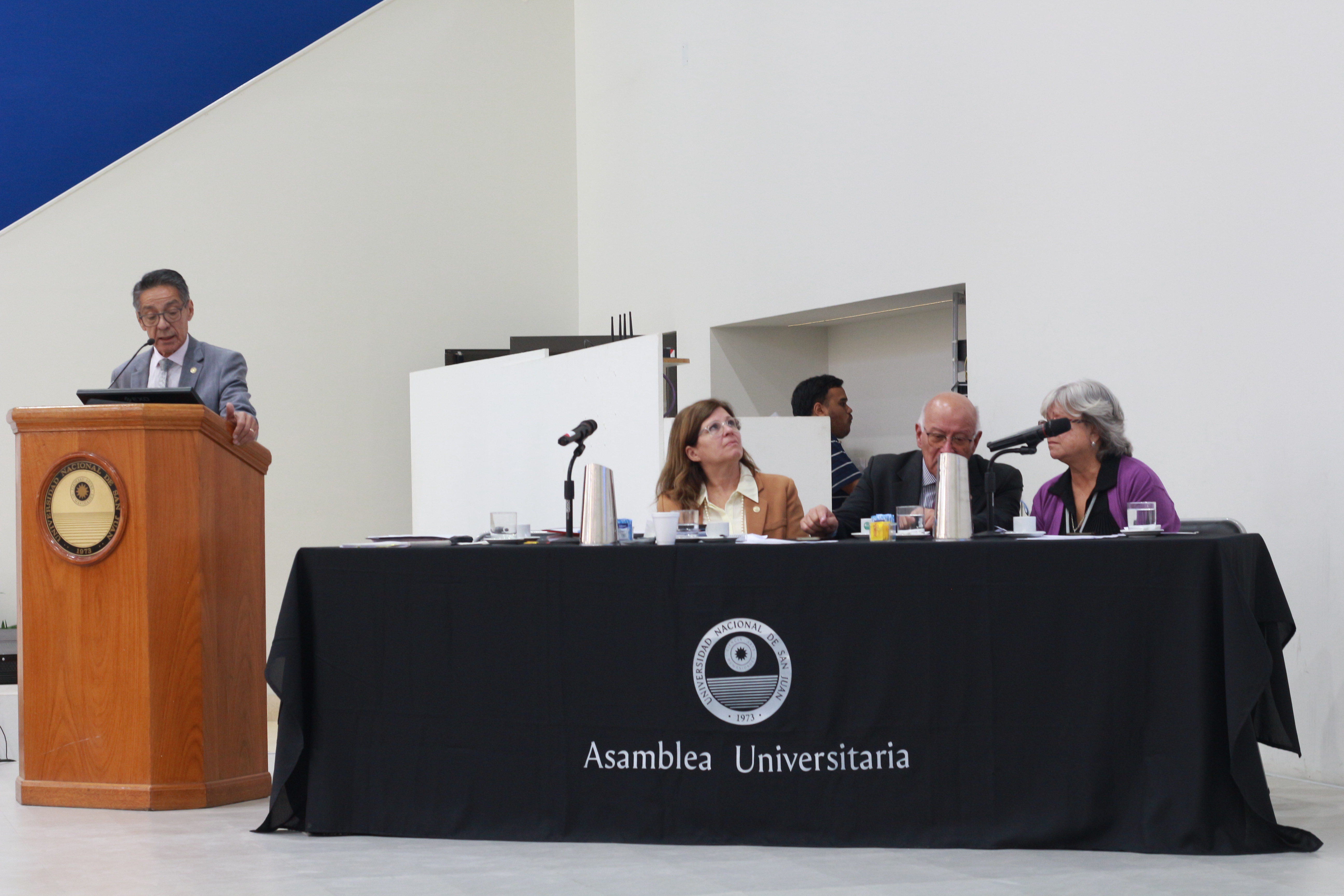 El decano  Fernández presentó la Memoria Anual de la Facultad de Ingeniería ante la Asamblea Universitaria