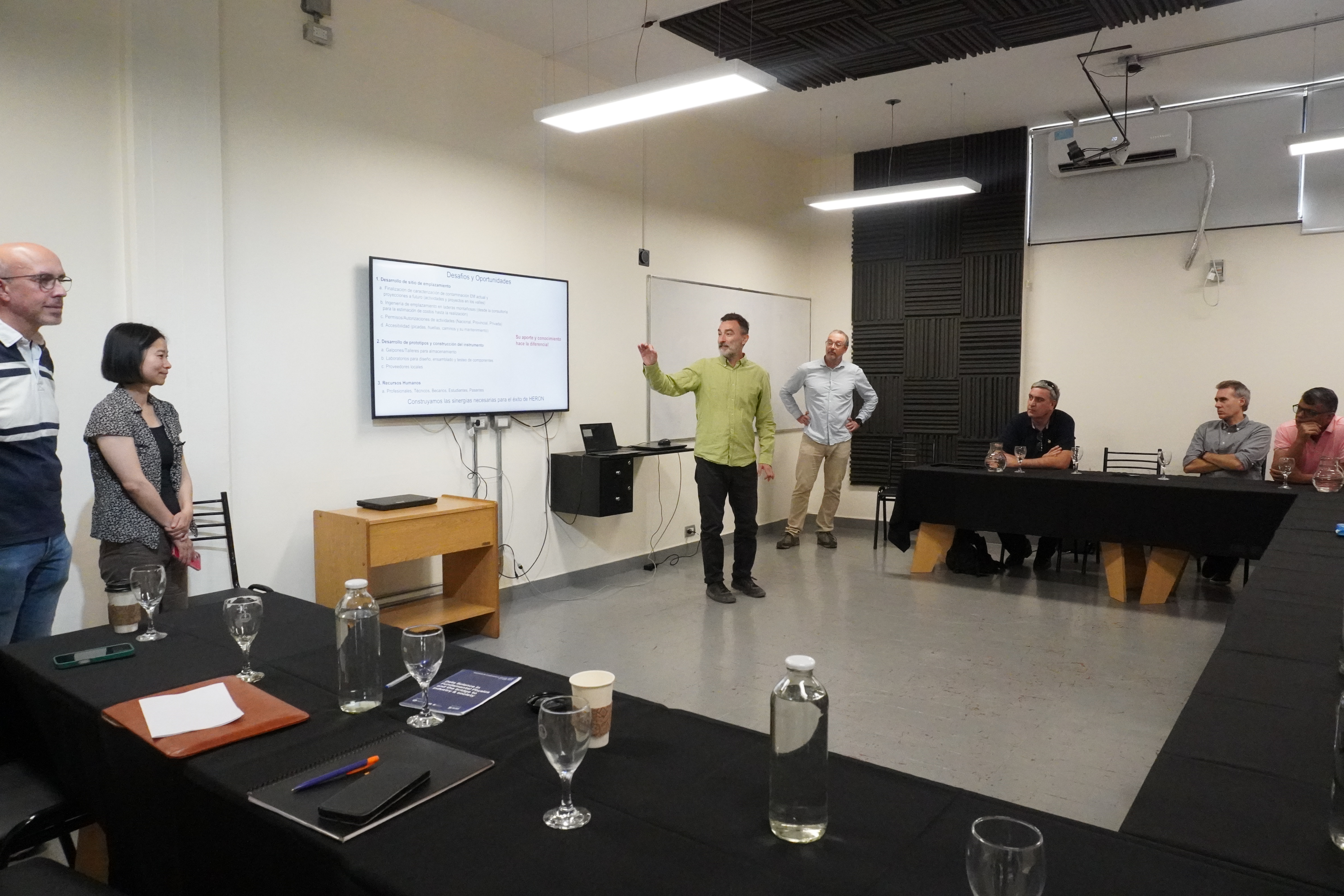 El observatorio internacional HERON arribó a la Facultad de Ingeniería para articular una factible instalación de un observatorio de neutrinos