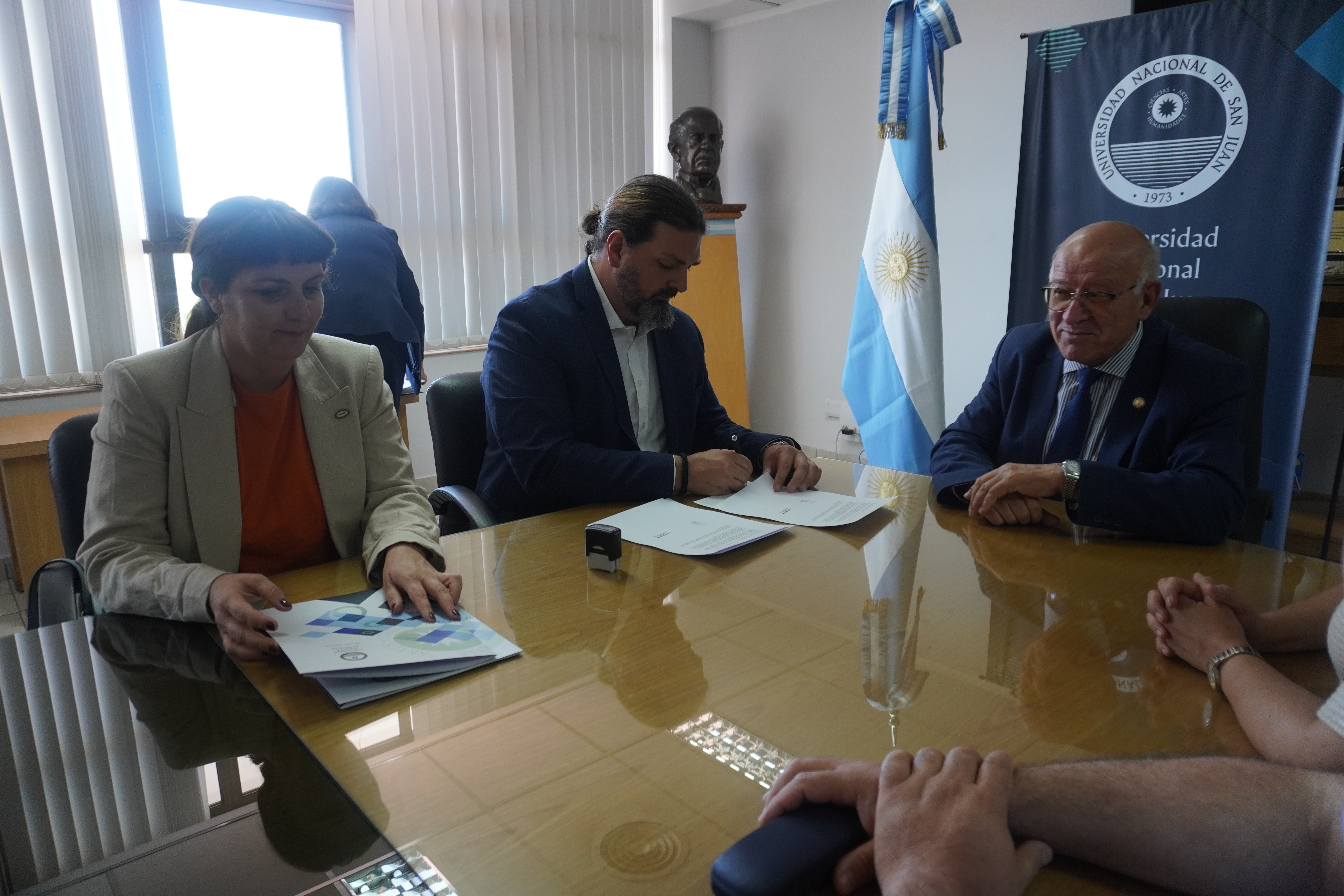 La Facultad de Ingeniería y la Universidad Nacional de San Juan formaliza alianza con la empresa proveedora Caterwest S.A