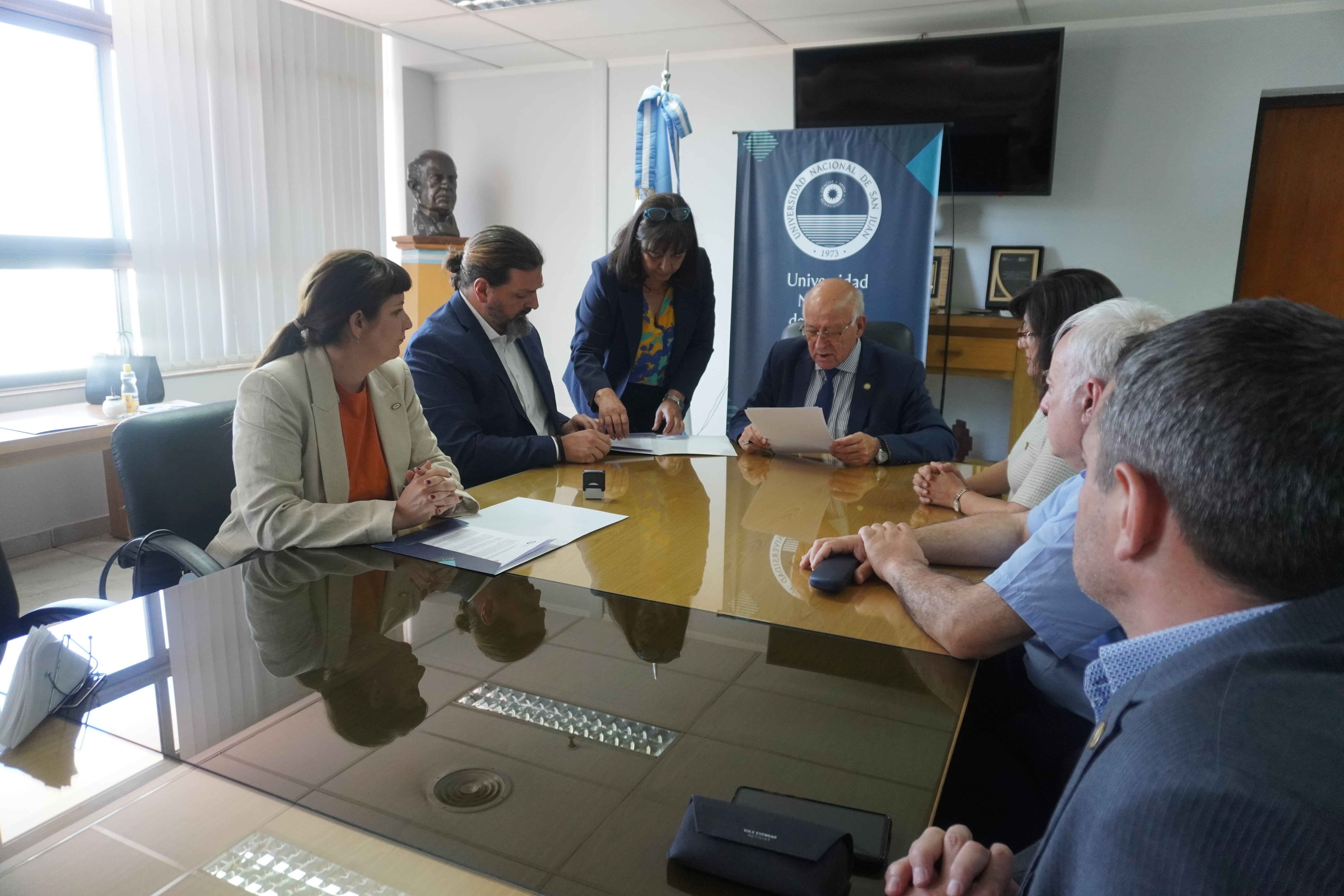 La Facultad de Ingeniería y la Universidad Nacional de San Juan formaliza alianza con la empresa proveedora Caterwest S.A