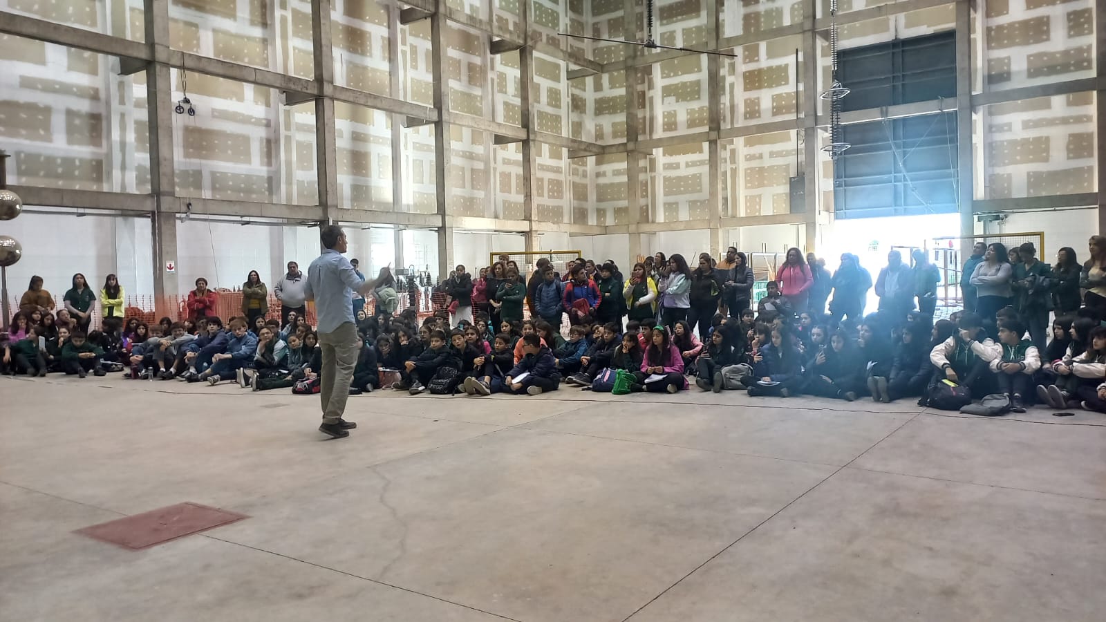 Cientos de estudiantes de escuelas secundarias visitaron el Laboratorio de Alta Tensión y Energías Alternativas