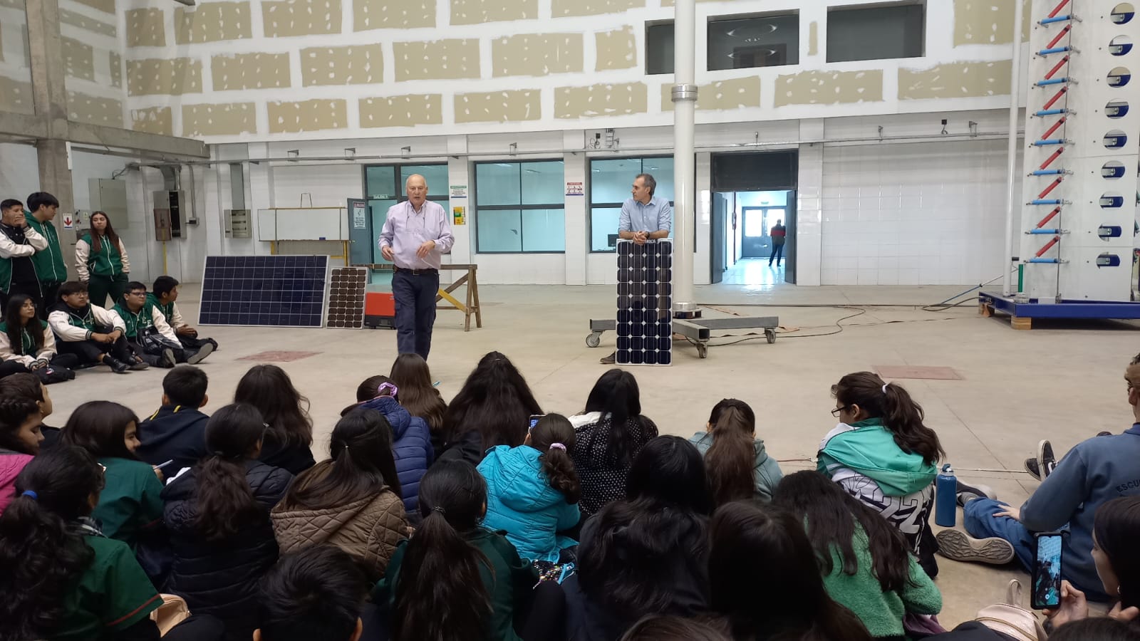 Cientos de estudiantes de escuelas secundarias visitaron el Laboratorio de Alta Tensión y Energías Alternativas