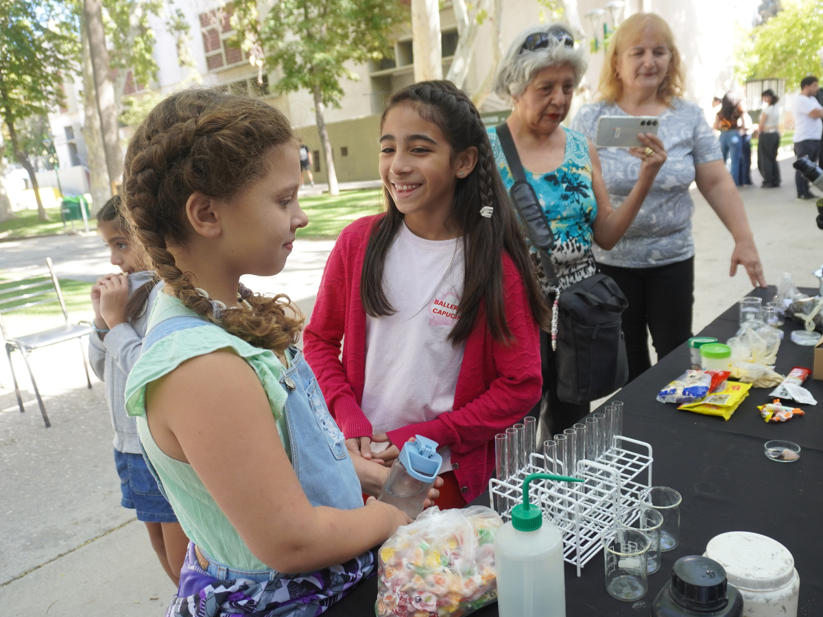 Niñas y adolescentes sanjuaninas fueron científicas por un día en la FI
