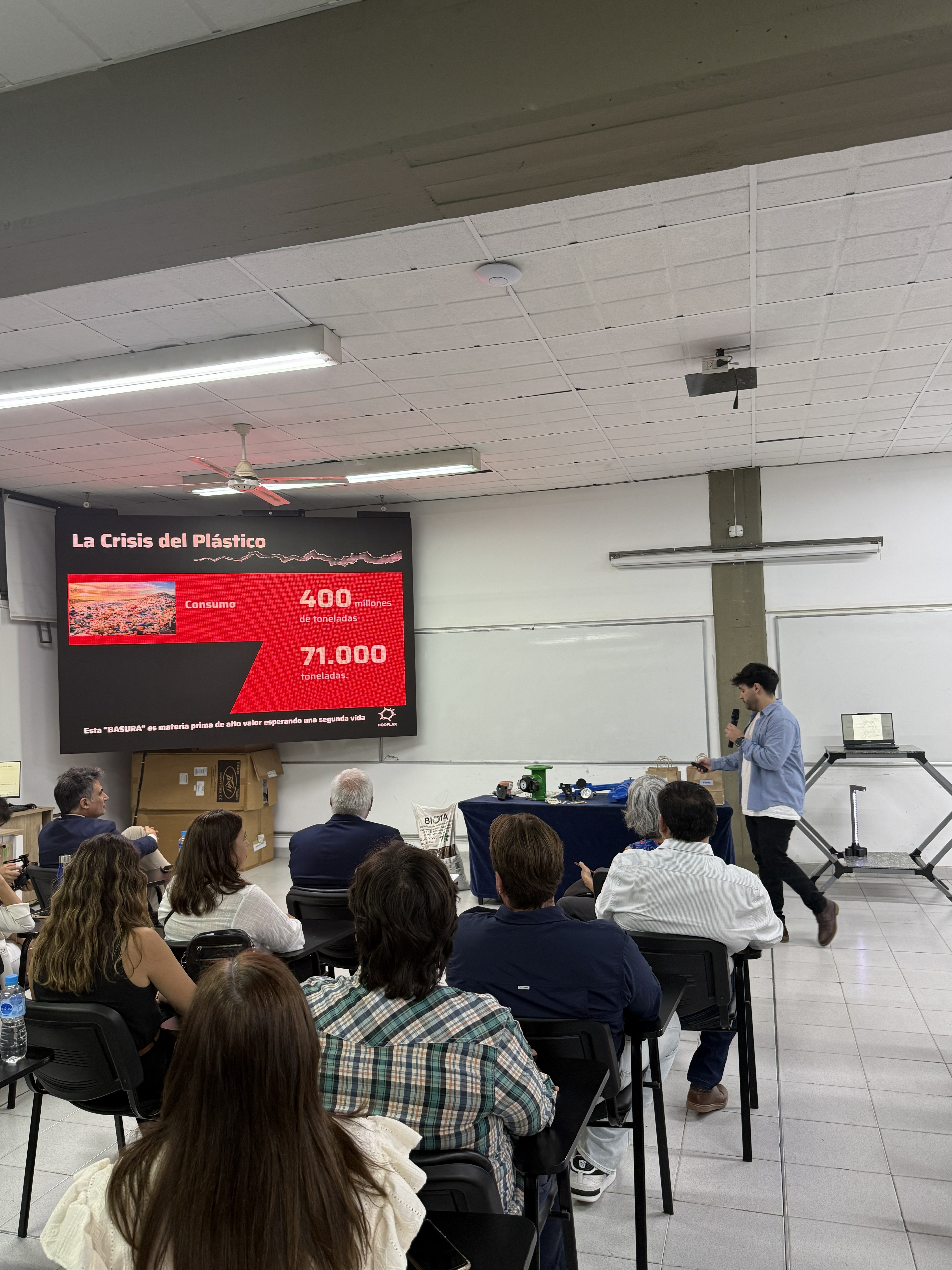 Estudiantes, egresados e investigadores de la FI presentaron sus proyectos finales del Programa Ingeniería Verde 2025