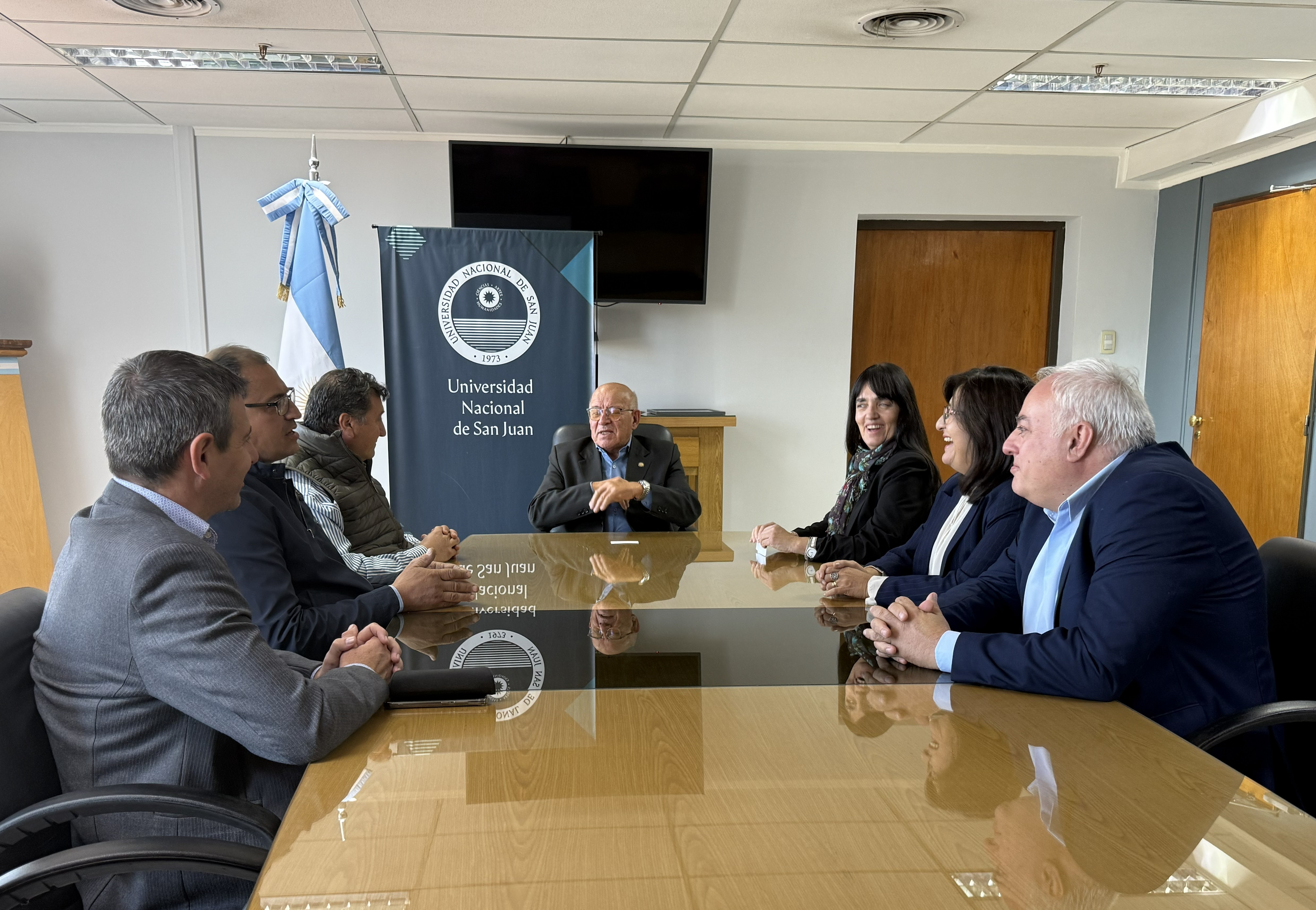 La Facultad de Ingeniería y la Universidad Nacional de San Juan formaliza alianza con la empresa de logística HIDROMAQ SRL